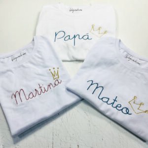 Camiseta bordada coronas